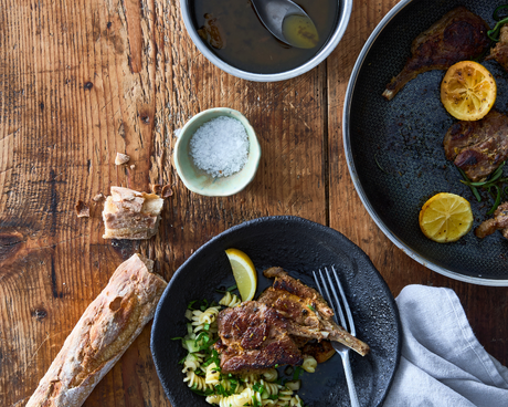 Rezept für Lammkoteletts mit Rosmarinbutter und Zitrone