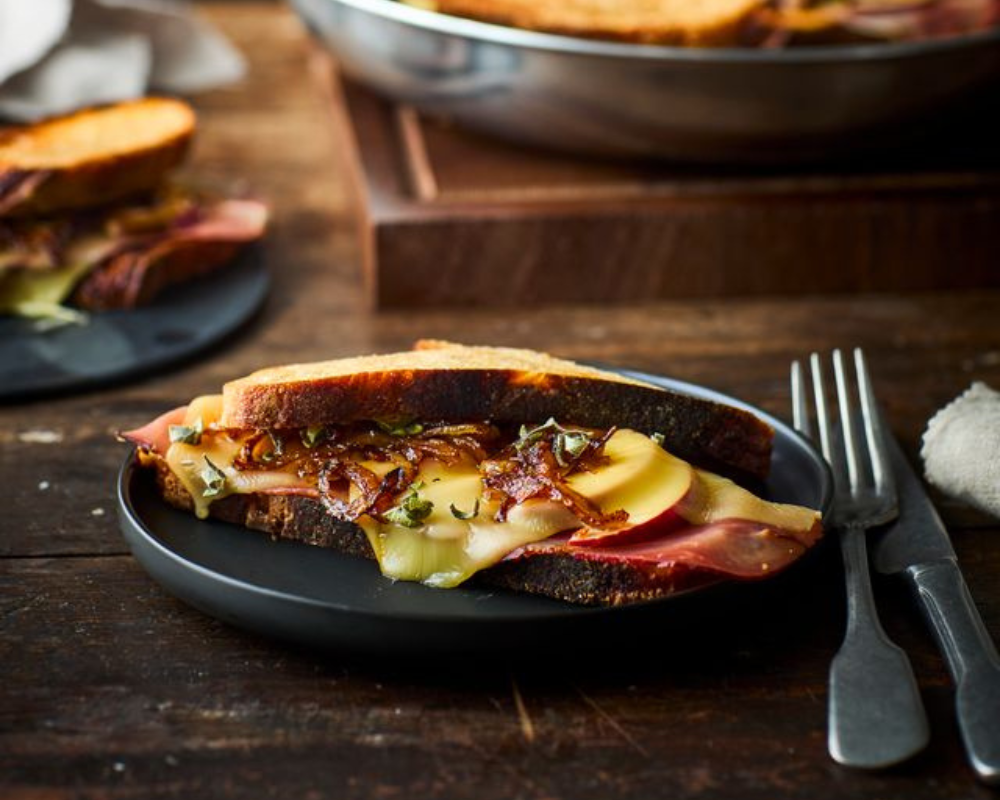 Gebratener Toast mit geräuchertem Gouda, Apfel und karamellisierten Zwiebeln