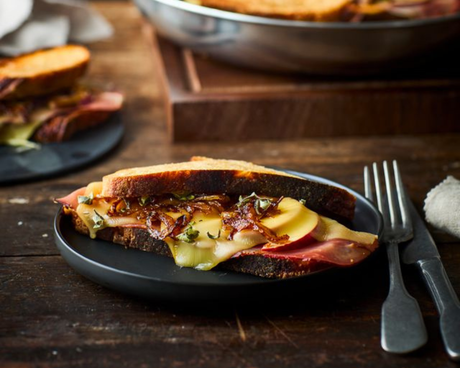 Gebratener Toast mit geräuchertem Gouda, Apfel und karamellisierten Zwiebeln