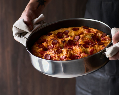 Rezept für Detroit Style Pizza mit Pepperoni und knusprigem Käserand