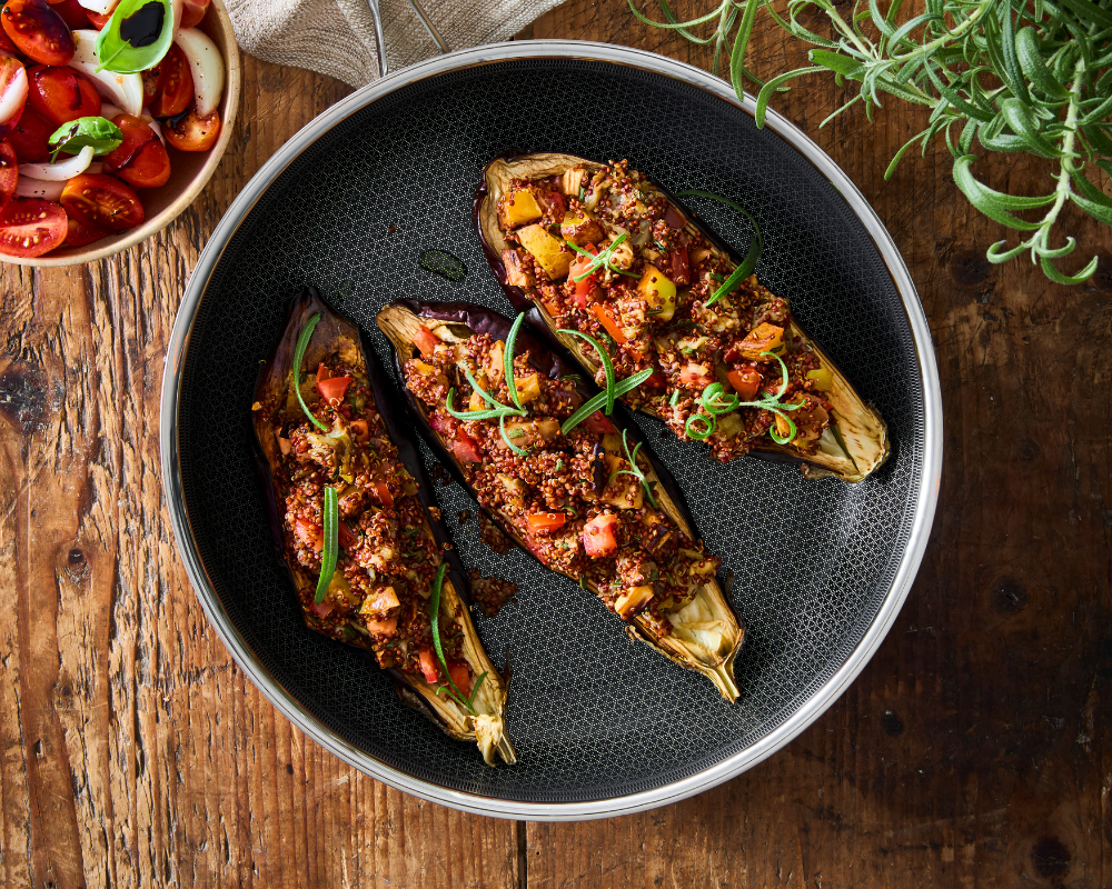 Rezept für gefüllte Auberginen mit Quinoa und Tomatensalat