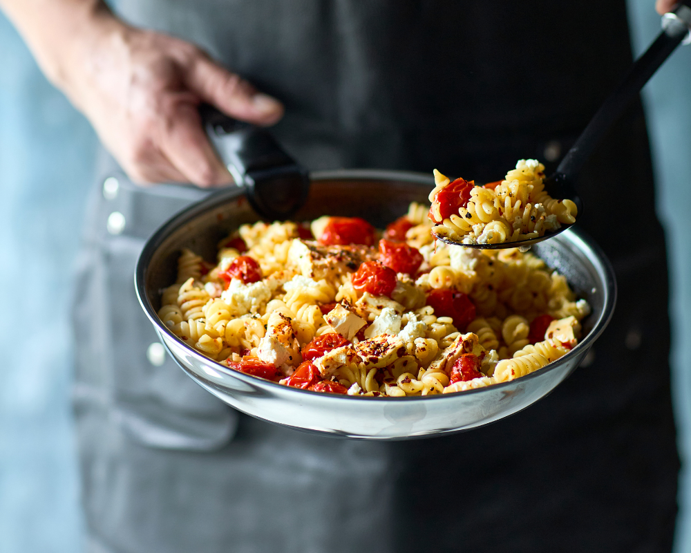 Gebackener Feta mit Pasta – einfaches Rezept mit Tomaten und Feta