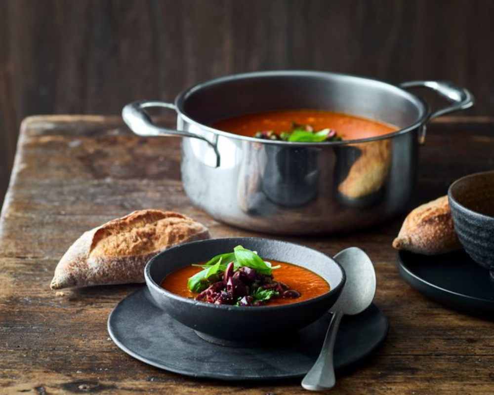 Tomatensuppe mit Oliven und Kapern