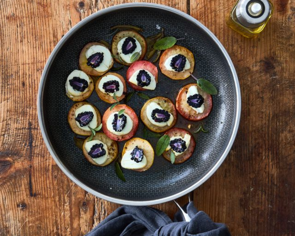 Gebratene Äpfel mit Ziegenkäse, Salbei und Brombeeren