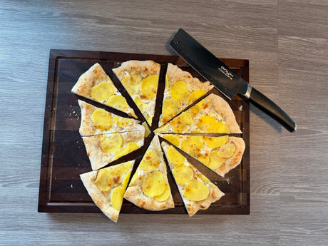Surdeigpizza auf einem Pizzastahl von ONYX Cookware