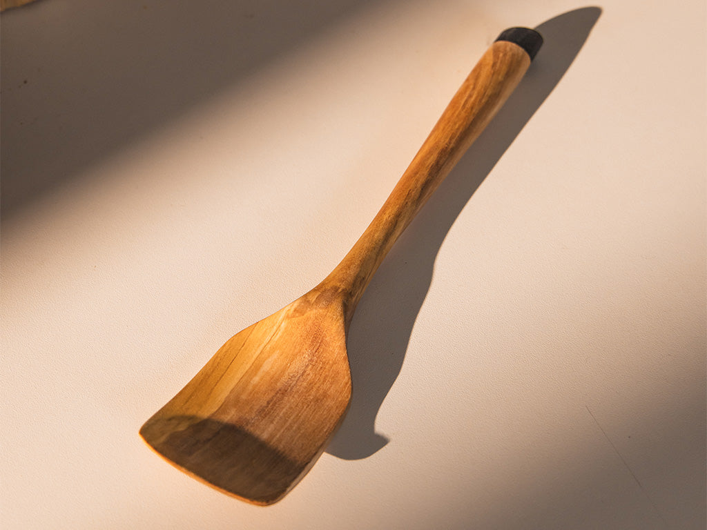 Pfannenwender aus Olivenholz